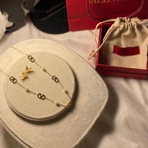 طقم فالنتينو مع لؤلؤ