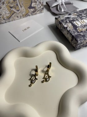 حلق ديور ذهبي