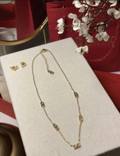 سلسال وحلق ماركه فالنتينو