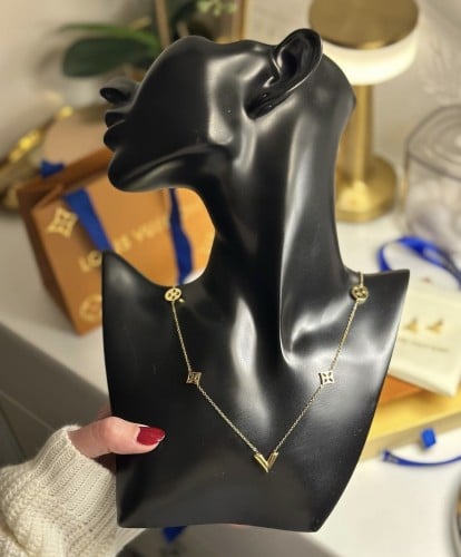 سلسال وحلق لويس فيتون