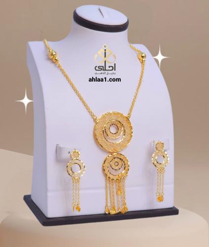 عقد سبحه وحلق طويل