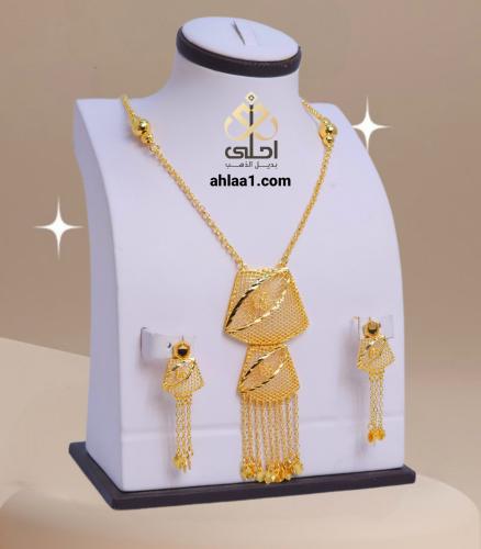 عقد سبحه وحلق طويل