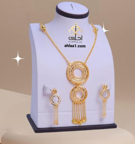 عقد سبحه وحلق طويل