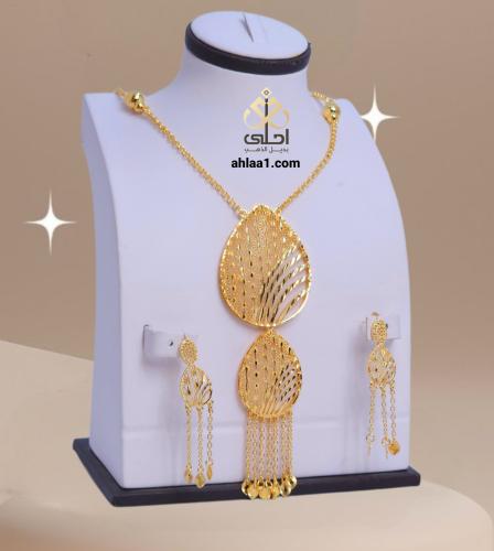 عقد سبحه وحلق طويل