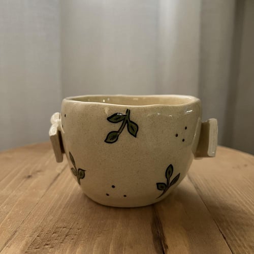كوب قهوة وكتاب