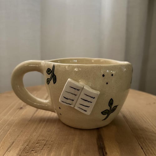 كوب قهوة وكتاب