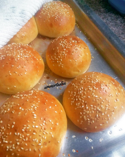 عيش برقر بالسمسم والحليب والزبدة 4 حبات برجر