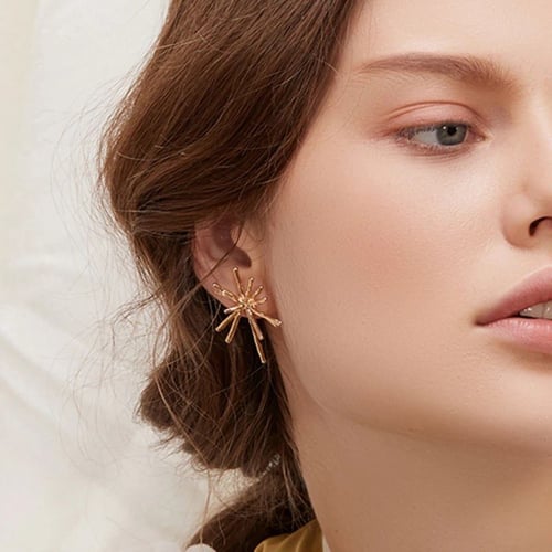 حلق ذهبي راقي بتصميم كلاسيكي من النحاس المطلي بالذ...