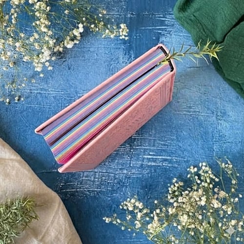 مصحف ورقي إصدار فاخر بغلاف جلدي وصفحات ملونة بالرس...