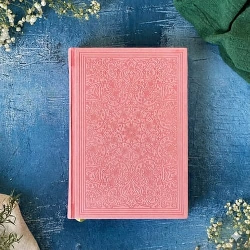 مصحف ورقي إصدار فاخر بغلاف جلدي وصفحات ملونة بالرس...