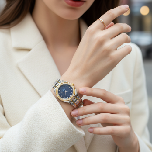 ساعة نسائية بفصوص زركون باللون الذهبي والفضي