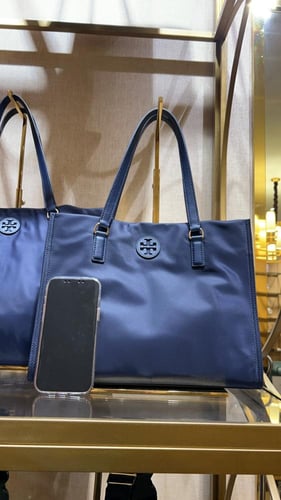 توري كحلي على الكتف