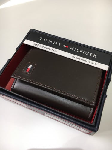 محفظة تومي رجالي اللون بني