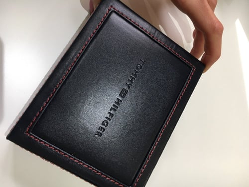 محفظة من تومي رجالي اسود
