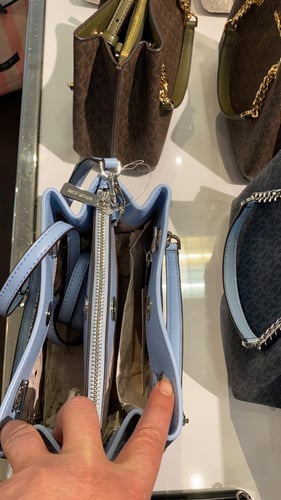 متوفر اللون الكحلي