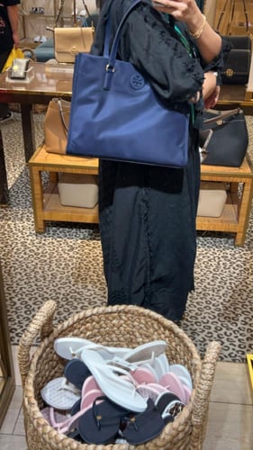 توري كحلي على الكتف