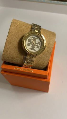 ساعه توري ذهبي ميناء اوف وايت