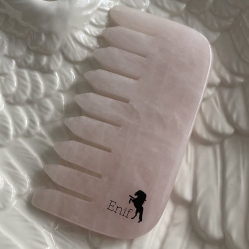 مشط من حجر الروز كوارتز