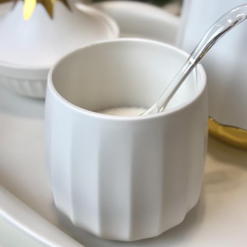 طقم أبيض مذهب 6 قطع ترمس شاي وترمس قهوة وصينية وتم...