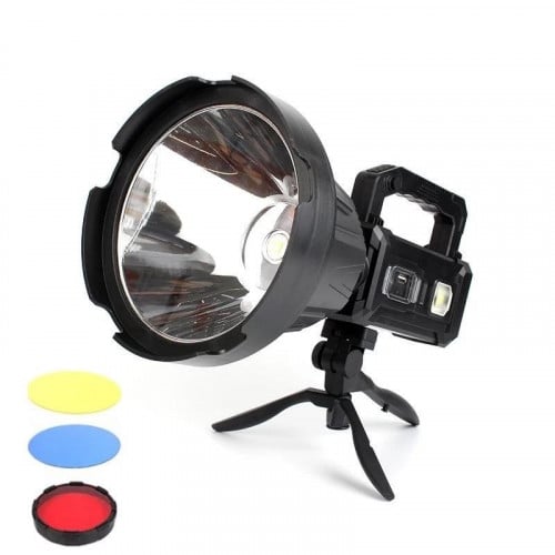 كشاف تخييم يضيء نصف ملعب كرة قدم