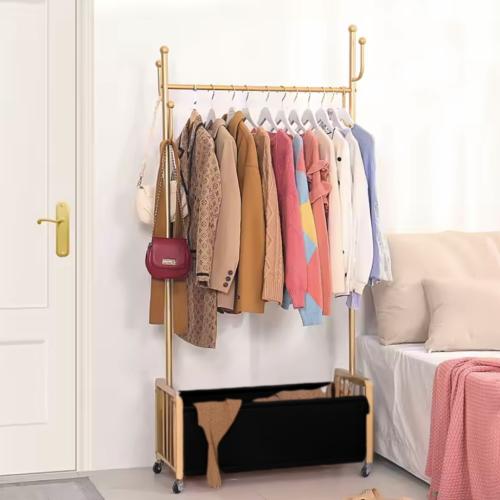 علاقة ملابس معدنية بعجلات مع رف تخزين سفلي