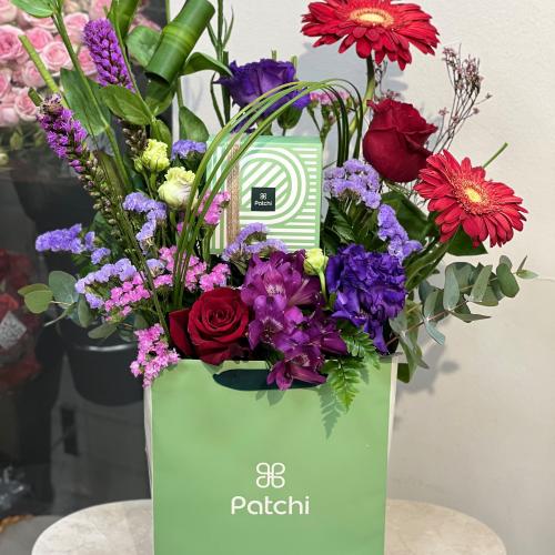 Elegant patchy coordination with flowers