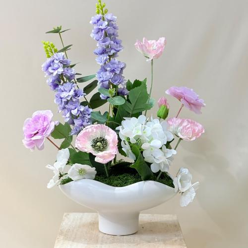 فازة ورد دلفينيوم البنفسجية