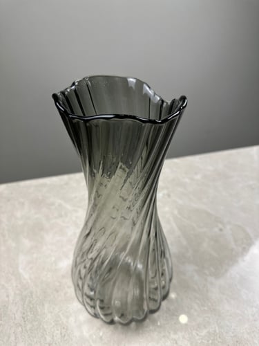 مزهرية زجاجية ملتفة