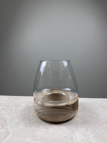 مزهرية زجاجية مع قاعدة خشبية