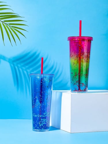 كوب مشروب بلاستيك بألوان متدرجة مع مزاز سعة كبيرة...