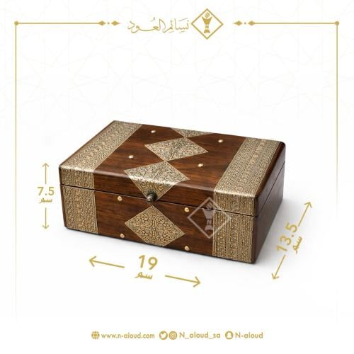 صندوق خشبي بنقوش نحاسية وسط لون فضي