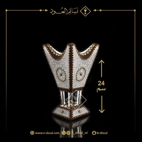 مبخرة ملكية المنيوم وسط خشب بني محروق