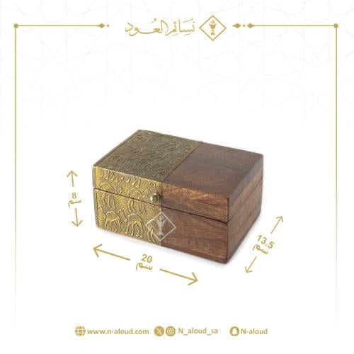 صندوق خشبي بنقوش نحاسية وسط