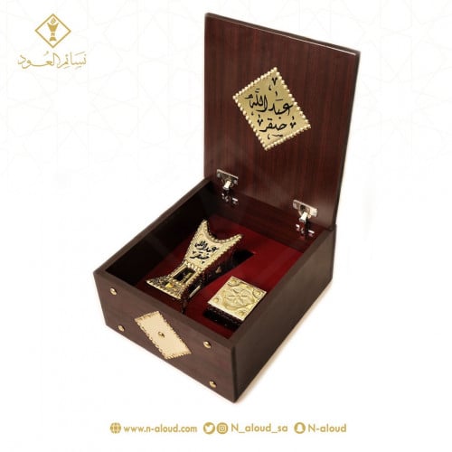 صندوق فاخر يحتوي على مبخرة بالاسم مع علبة عود
