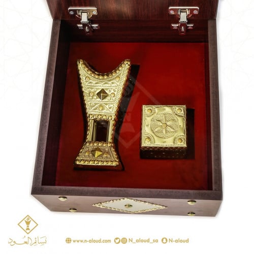 صندوق فاخر يحتوي على مبخرة مع علبة عود