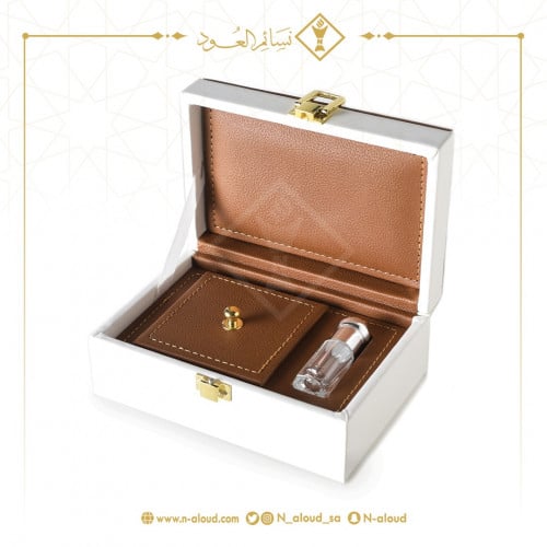 صندوق إهداء صغير لون أبيض مع جملي