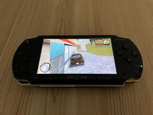 PSP موديل 1000 مهكر مع ذاكرة ٦٤ قيقا وشاحن