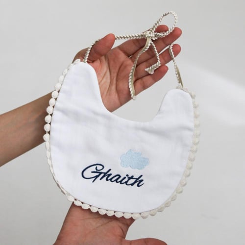 مريلة مواليد مطرزة