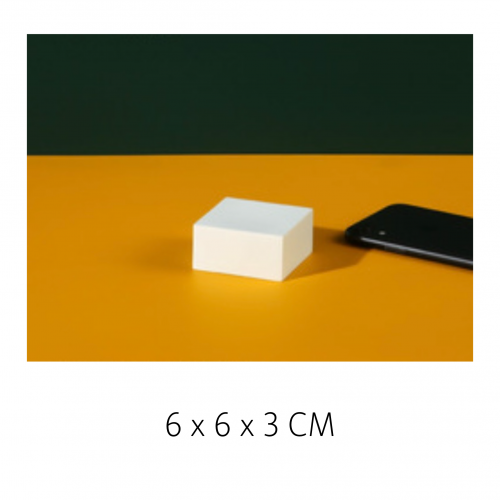 مجسمات خشبية بيضاء