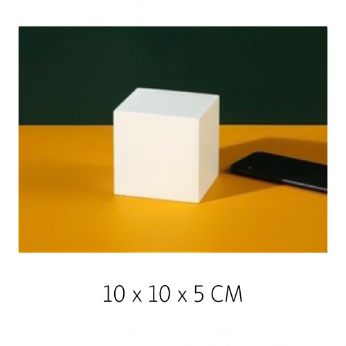 مجسمات خشبية بيضاء