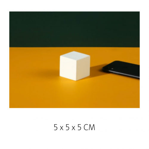 مجسمات خشبية بيضاء