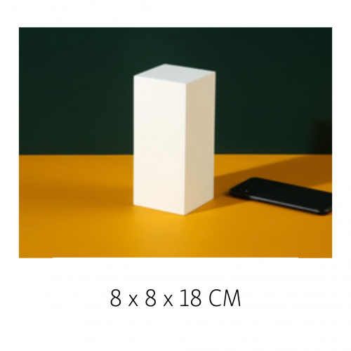 مجسمات خشبية بيضاء