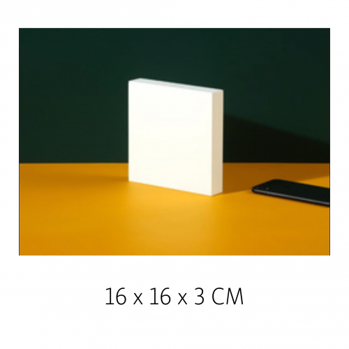 مجسمات خشبية بيضاء