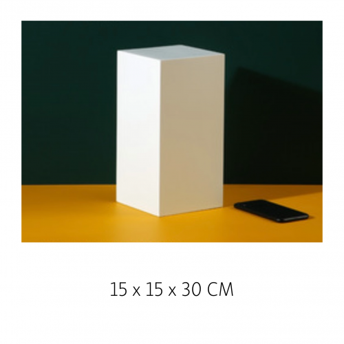 مجسمات خشبية بيضاء