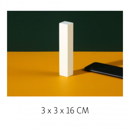 مجسمات خشبية بيضاء