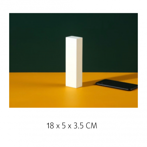 مجسمات خشبية بيضاء