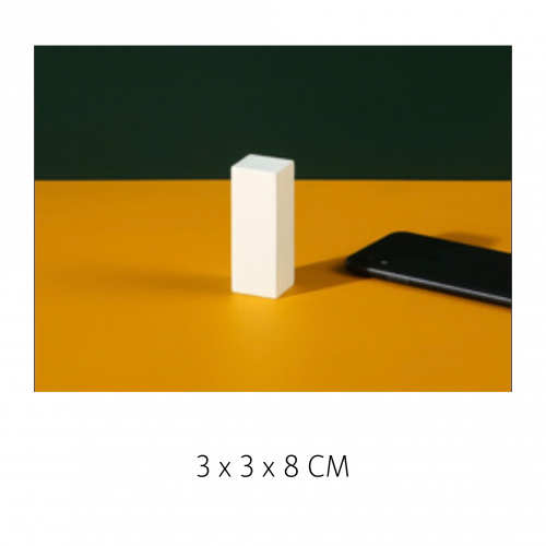 مجسمات خشبية بيضاء