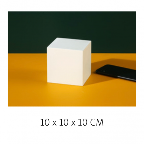 مجسمات خشبية بيضاء