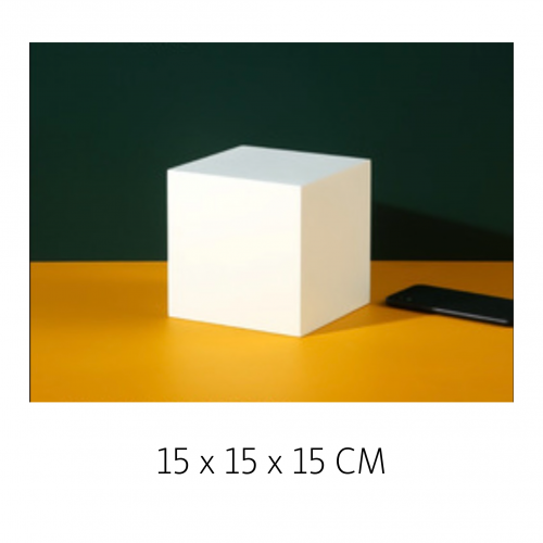 مجسمات خشبية بيضاء