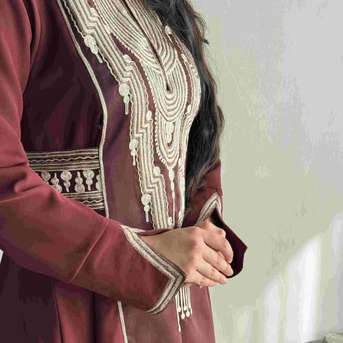 ثوب عسيري عنابي بـ تصميم عصري #3